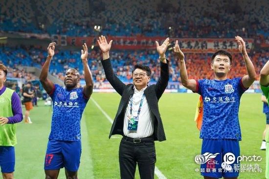 老板让秘书趴下露出屁股